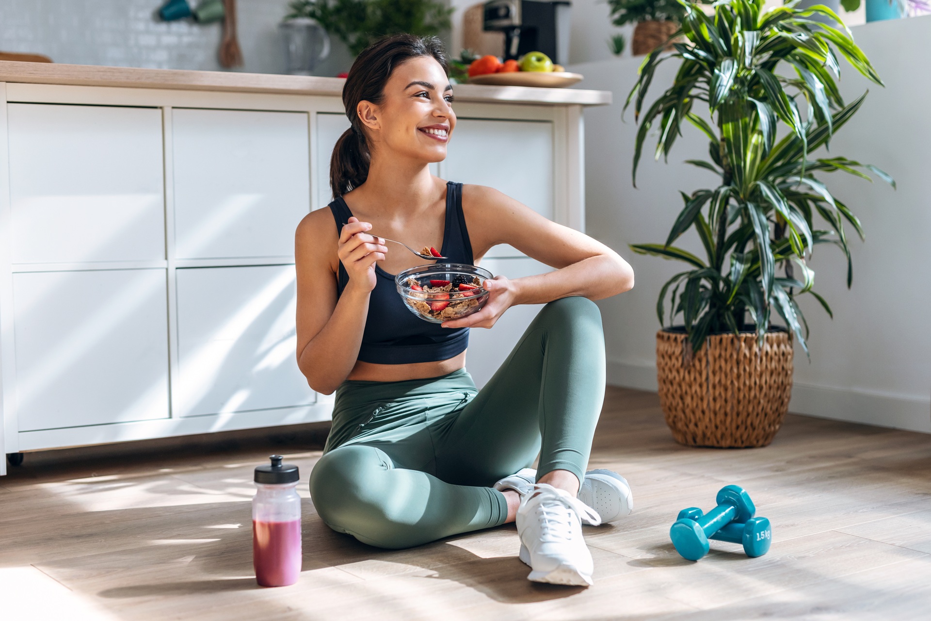 Sportliche Frau mit Obstschale im Alltag | Endermologie