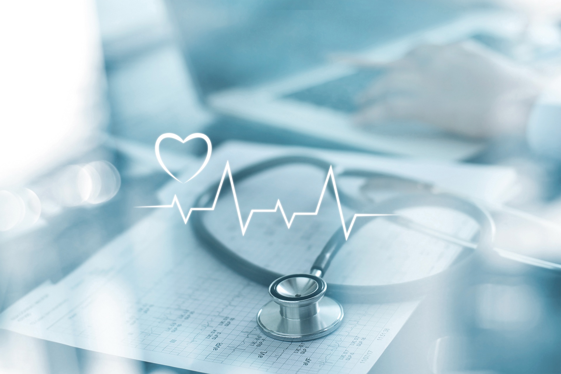 Stethoskop auf Unterlagen mit Herzlinie | Endermologie

