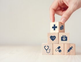 Holzwuerfel mit Gesundheitssymbolen | Endermologie